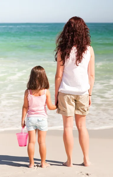 Мать и ее дочь на пляже — стоковое фото