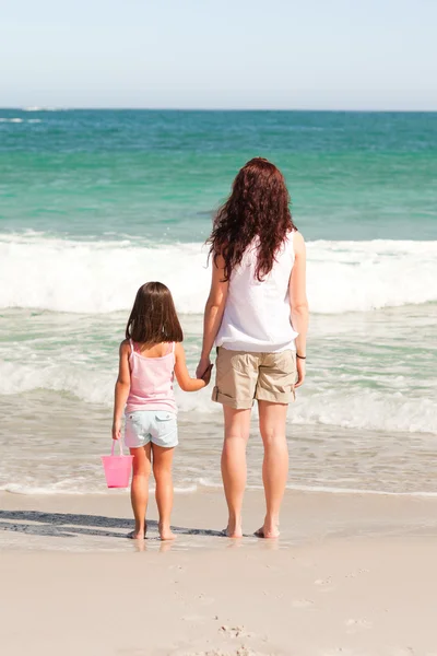 Matka a její dcera na pláži — Stock fotografie