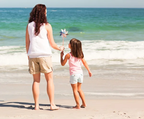 Mère et sa fille sur la plage — Photo