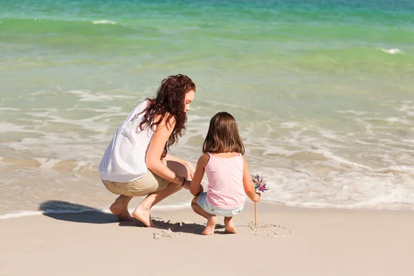 Anne ve kızı sahilde — Stok fotoğraf