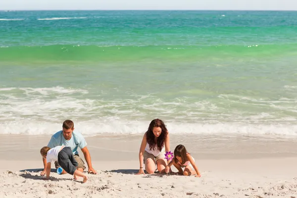 Familj på sanden — Stockfoto