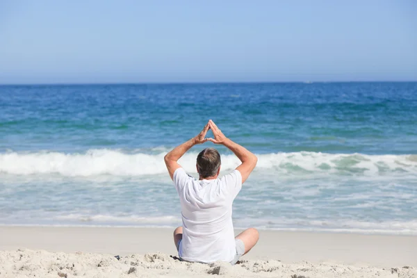 Man doen zijn strekt zich uit op het strand — Stockfoto