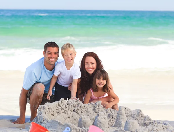 Сяюча сім'я на пляжі — стокове фото