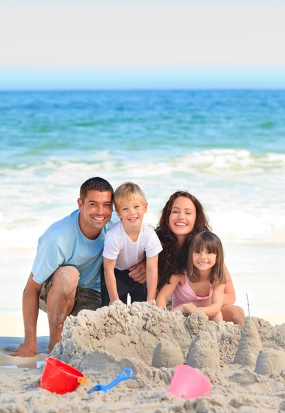 Famille rayonnante à la plage — Photo
