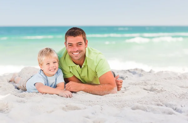 Счастливый отец с сыном на пляже — стоковое фото