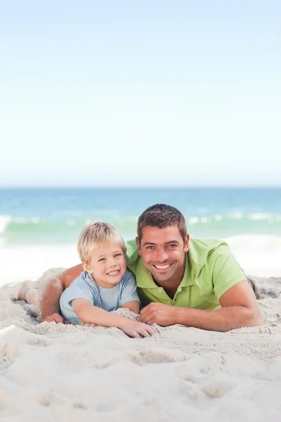 彼の息子と、ビーチで幸せな父 — ストック写真