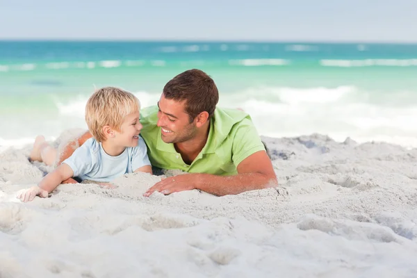 Šťastný otec se synem na pláži — Stock fotografie