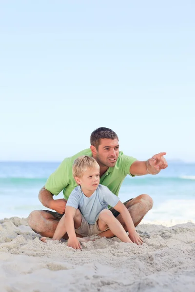 Šťastný otec se synem na pláži — Stock fotografie