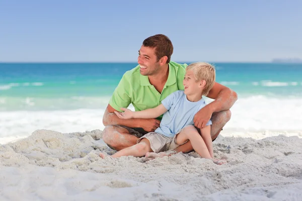 Προσεκτικός πατέρα με τον γιο της στην παραλία — Φωτογραφία Αρχείου