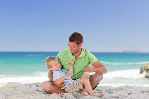 Figyelmes apa és fia a strandon — Stock Fotó