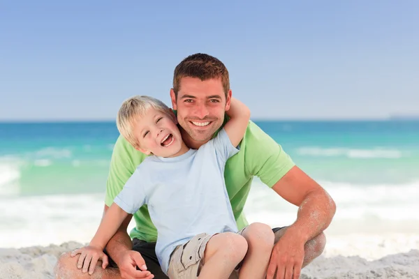 Aufmerksamer Vater mit seinem Sohn am Strand — Stockfoto