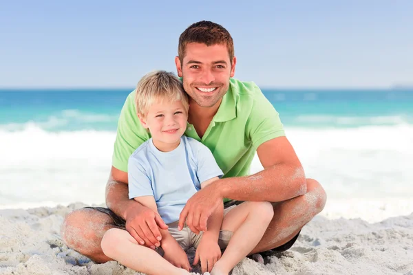 Attentive father with his son at the beach — Stock Photo, Image