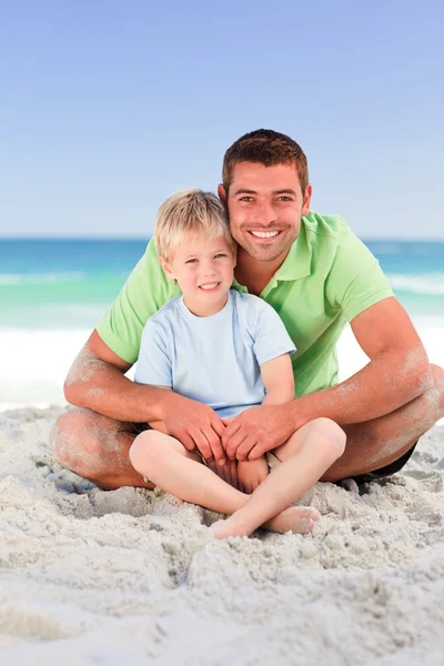 Özenli baba ile oğlu sahilde — Stok fotoğraf