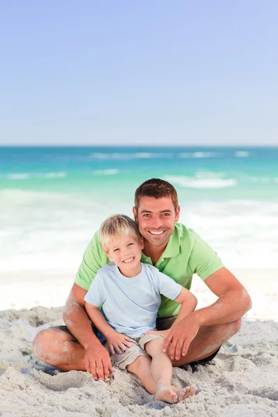 Προσεκτικός πατέρα με τον γιο της στην παραλία — Φωτογραφία Αρχείου