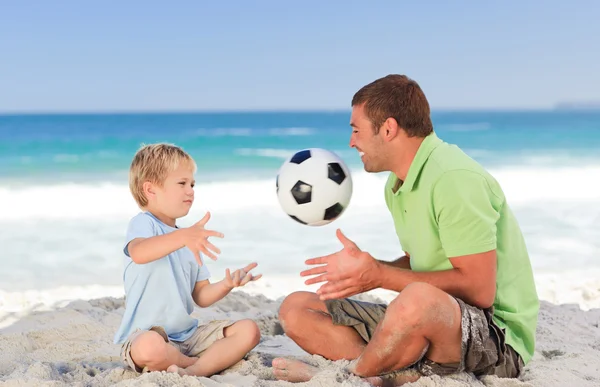 Pai feliz jogando futebol com seu filho — Fotografia de Stock