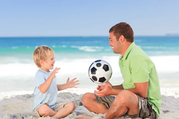 Ευτυχής πατέρας παίζει ποδόσφαιρο με το γιο του — Φωτογραφία Αρχείου
