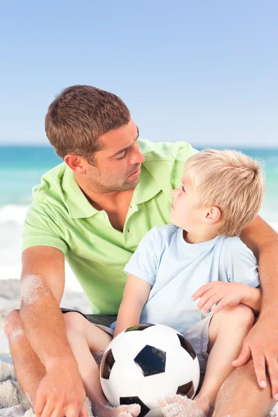 Mutlu baba oğluyla futbol oynama — Stok fotoğraf