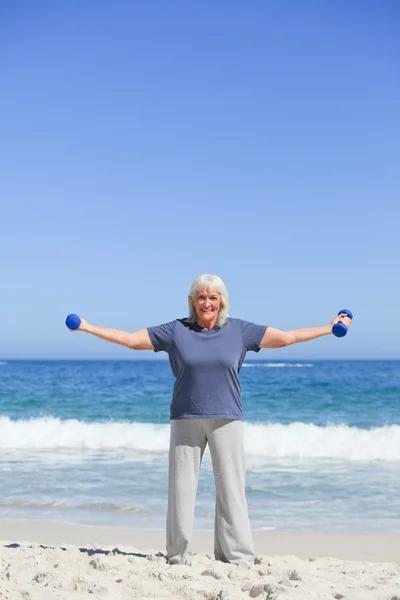 Senior mulher fazendo seus exercícios — Fotografia de Stock