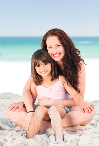 Bambina con sua madre in spiaggia — Foto Stock