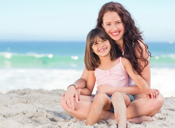 Bambina con sua madre in spiaggia — Foto Stock