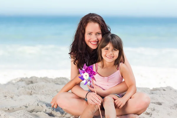 Menina e sua mãe com um moinho de vento — Fotografia de Stock