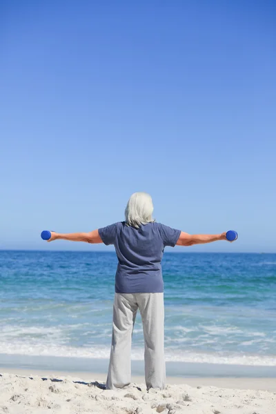 Mujer mayor haciendo sus ejercicios — Foto de Stock
