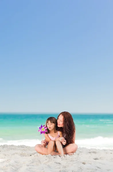 小さな女の子と彼女の母親と風車 — ストック写真