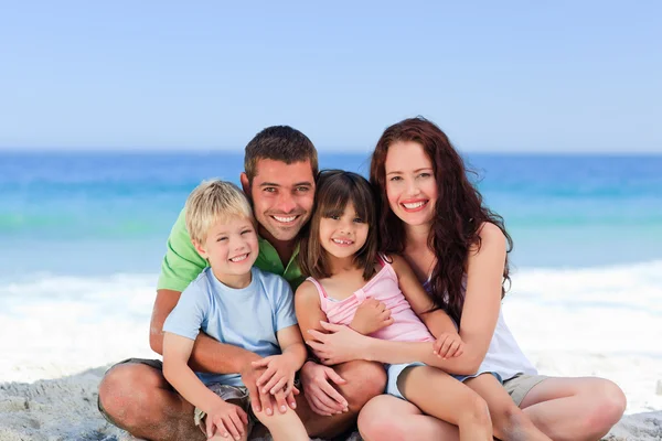 Portrait d'une famille à la plage — Photo