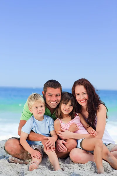 Portrait d'une famille à la plage — Photo