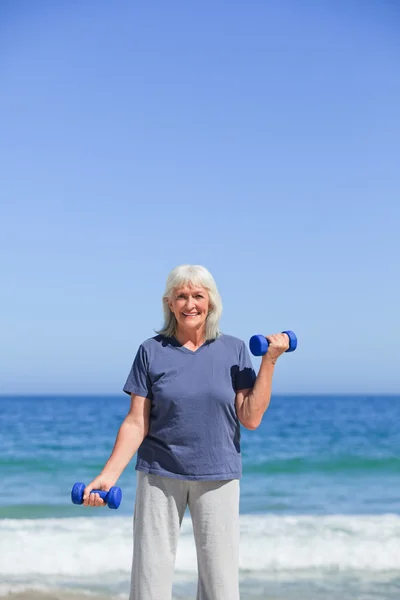 Senior mulher fazendo seus exercícios — Fotografia de Stock