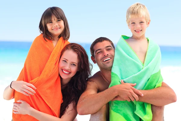 Parents avec leurs enfants en serviettes — Photo