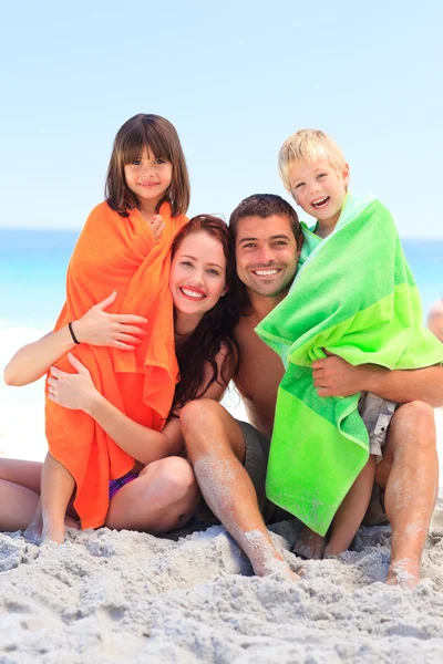 Rodzice z dziećmi w ręczniki — Zdjęcie stockowe