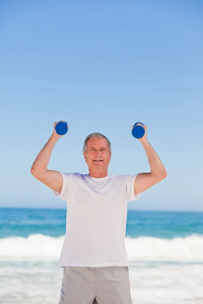 Osoby w podeszłym wieku człowiek robi jego ćwiczenia — Zdjęcie stockowe