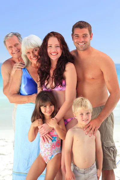 Porträt einer fröhlichen Familie am Strand — Stockfoto