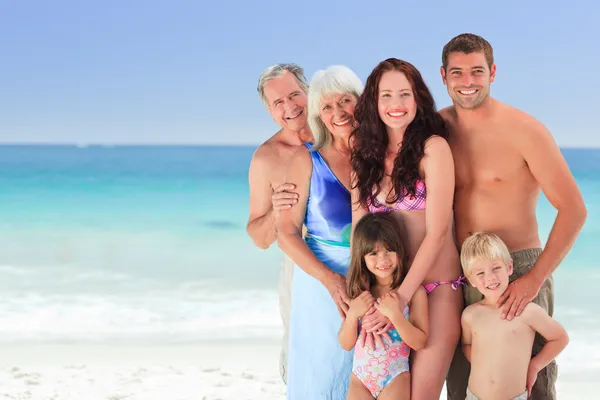 Retrato de uma família alegre na praia — Fotografia de Stock
