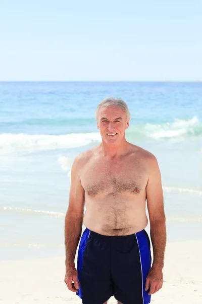 Зрелый мужчина на пляже — стоковое фото