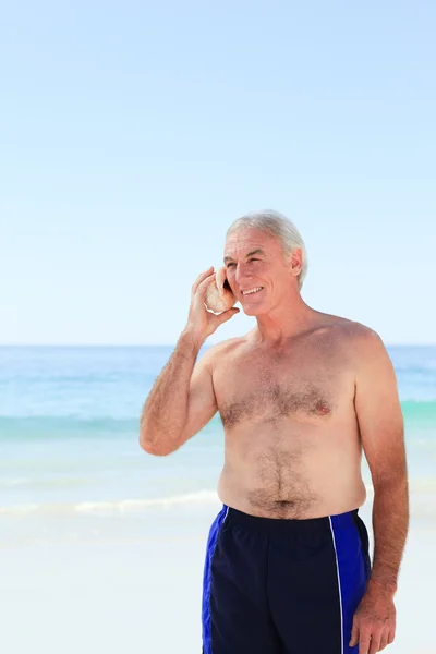 Starszy człowiek, słuchając jego powłoki — Zdjęcie stockowe