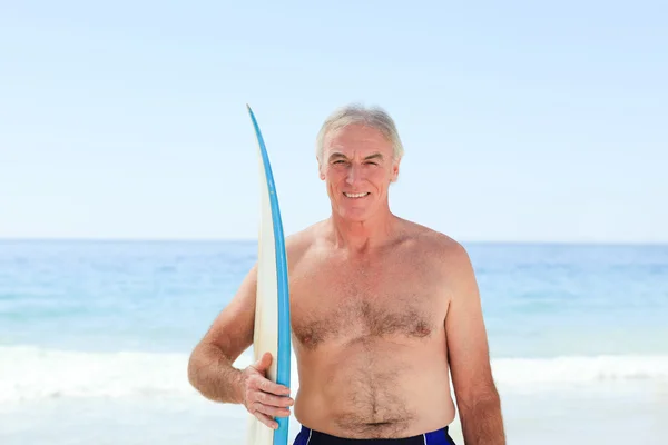Rentner mit seinem Surfbrett — Stockfoto