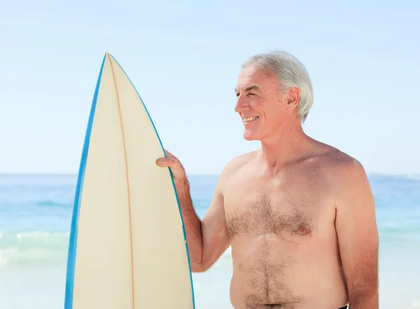 Homme retraité avec sa planche de surf — Photo