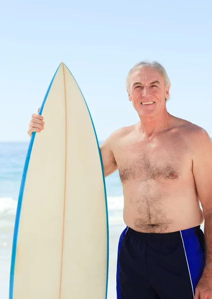 Onun surfboard ile emekli adam — Stok fotoğraf