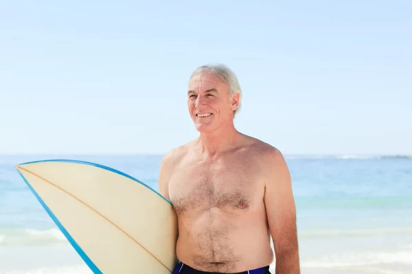彼のサーフボードで引退した男 — ストック写真