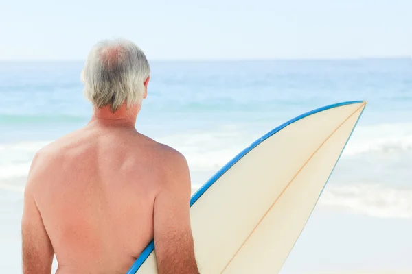 Retired man with his surfboard — Stock Photo, Image