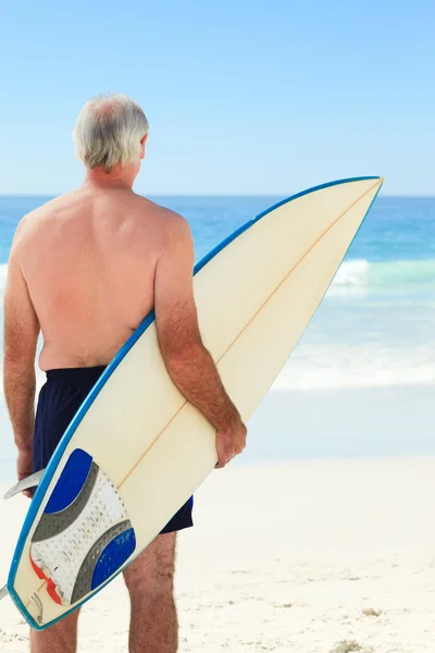 Пенсионер с доской для серфинга — стоковое фото