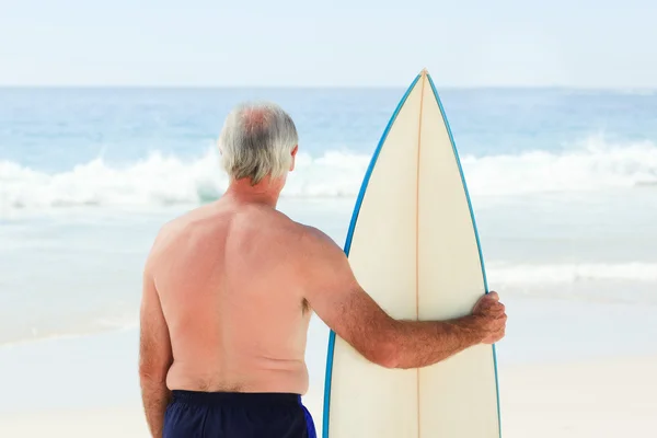 Nyugdíjas férfi, ő szörfdeszka — Stock Fotó