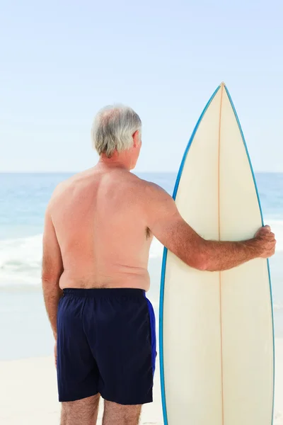 Emerytowany człowieka z jego deskę surfingową — Zdjęcie stockowe