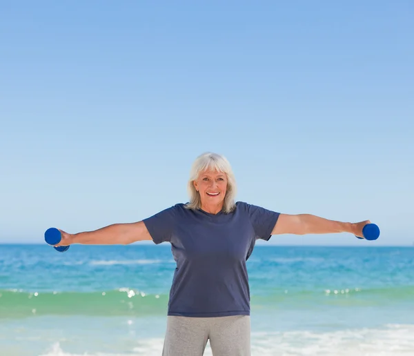 Зрелая женщина делает упражнения — стоковое фото
