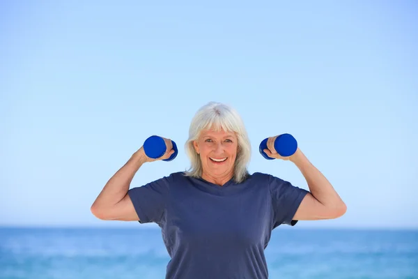 Зрелая женщина делает упражнения — стоковое фото