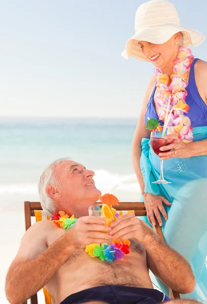 Ζευγάρι πίνοντας κοκτέιλ στην παραλία — Φωτογραφία Αρχείου