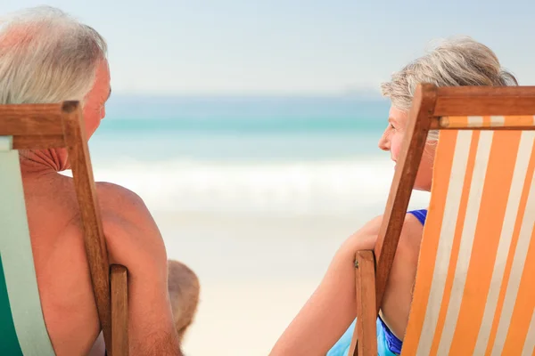 Elderly couple at the beach — Stock Photo, Image