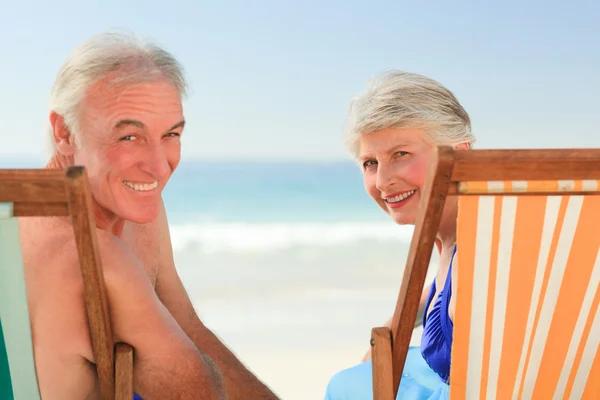 Idős házaspár a strandon — Stock Fotó